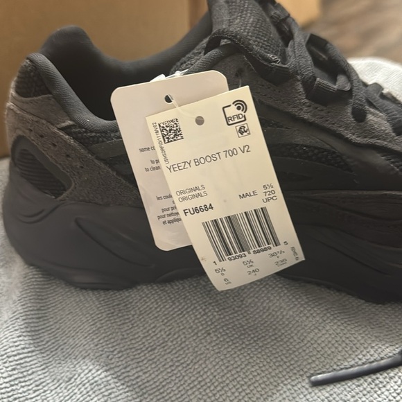 adidas Yeezy Boost 700 V2
Vanta
Sz 6 men
NWT - Picture 7 of 7